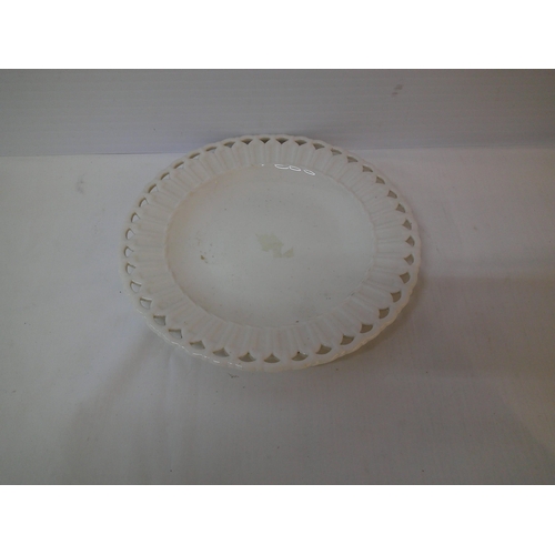 278 - A Belleek 2nd period ribbon plate 22.5cmD