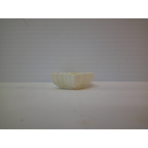 307 - A Belleek 3rd period pot - 6.6cmW x 2.5cmH