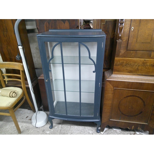 319 - Grey painted display cabinet with two shelves - 111cmH