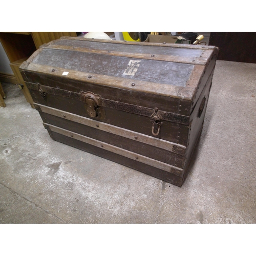 333 - Vintage travel trunk