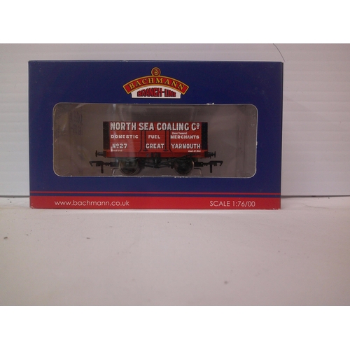 52 - New Bachmann boxed model railway 7 plank wagon 1:76/00