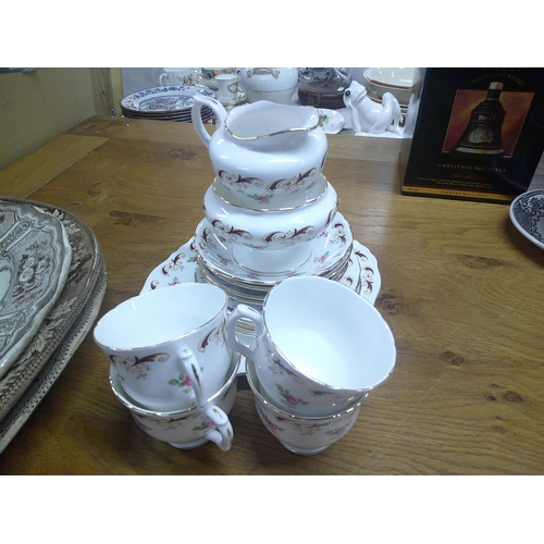 213 - A 15 piece fine bone china tea set