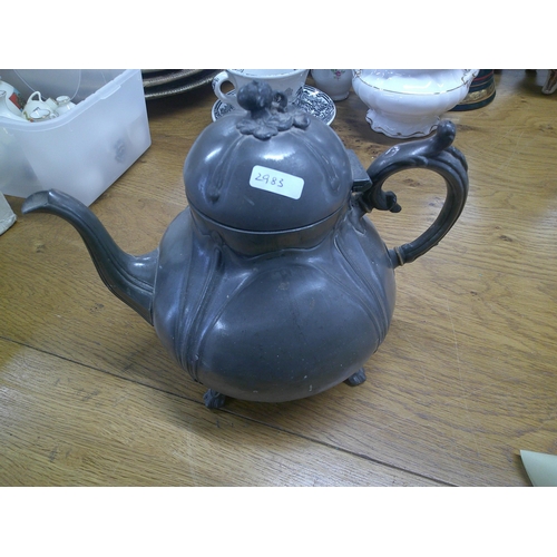 218 - A large pewter tea pot - 22cmH