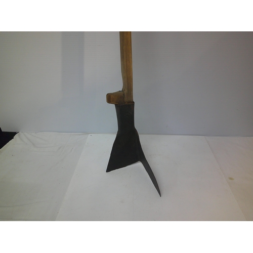 290 - An Irish turf spade with horn handle - 128cm