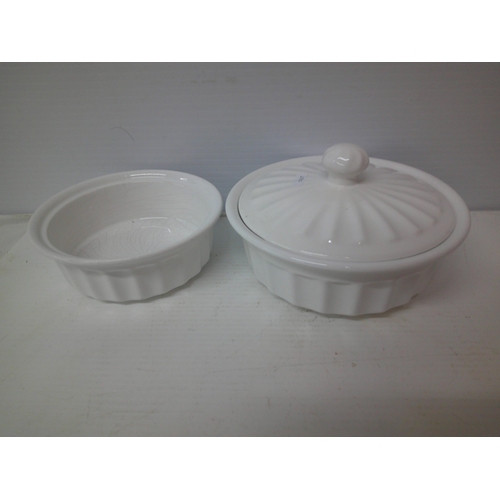 295 - Two white pots - 21cmD largest