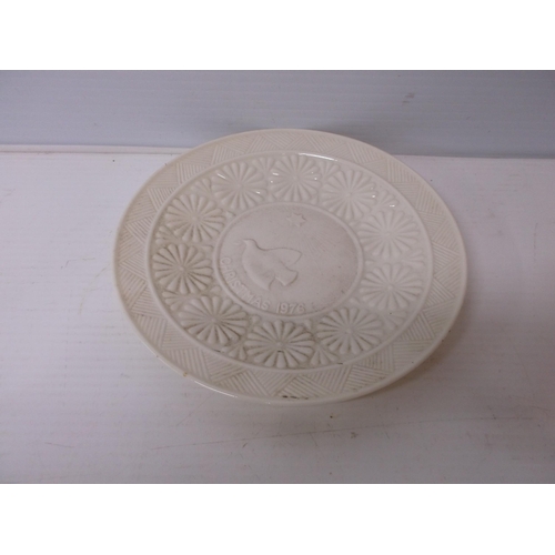 384 - A Belleek Christmas plate 1976 depicting a dove and a star with patterned border 22cmD