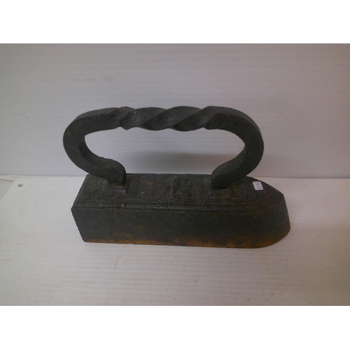 263 - A large cast iron smoothing iron - 25cmW x 17cmH