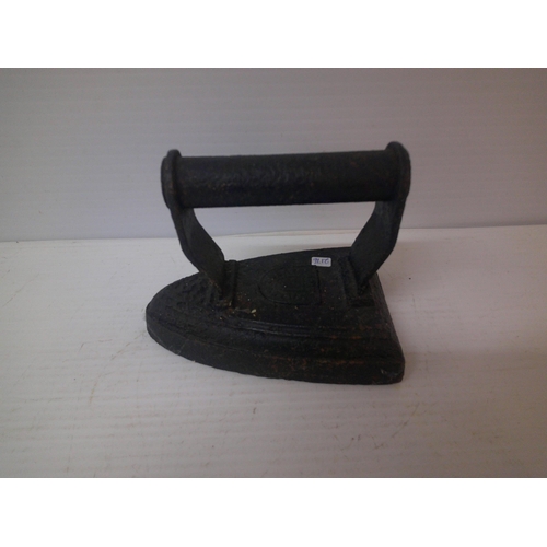 265 - A cast iron smoothing iron - 15cmW x 13cmH