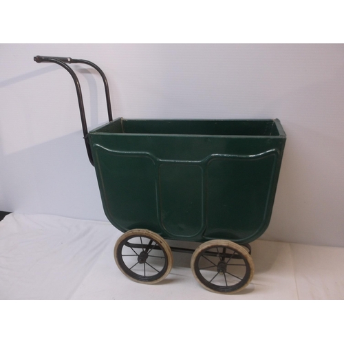 409 - An Edwardian child's pram 63cmW X65cmH