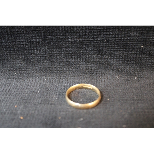 223 - A 9ct gold wedding ring - 3.2g grams - Size W