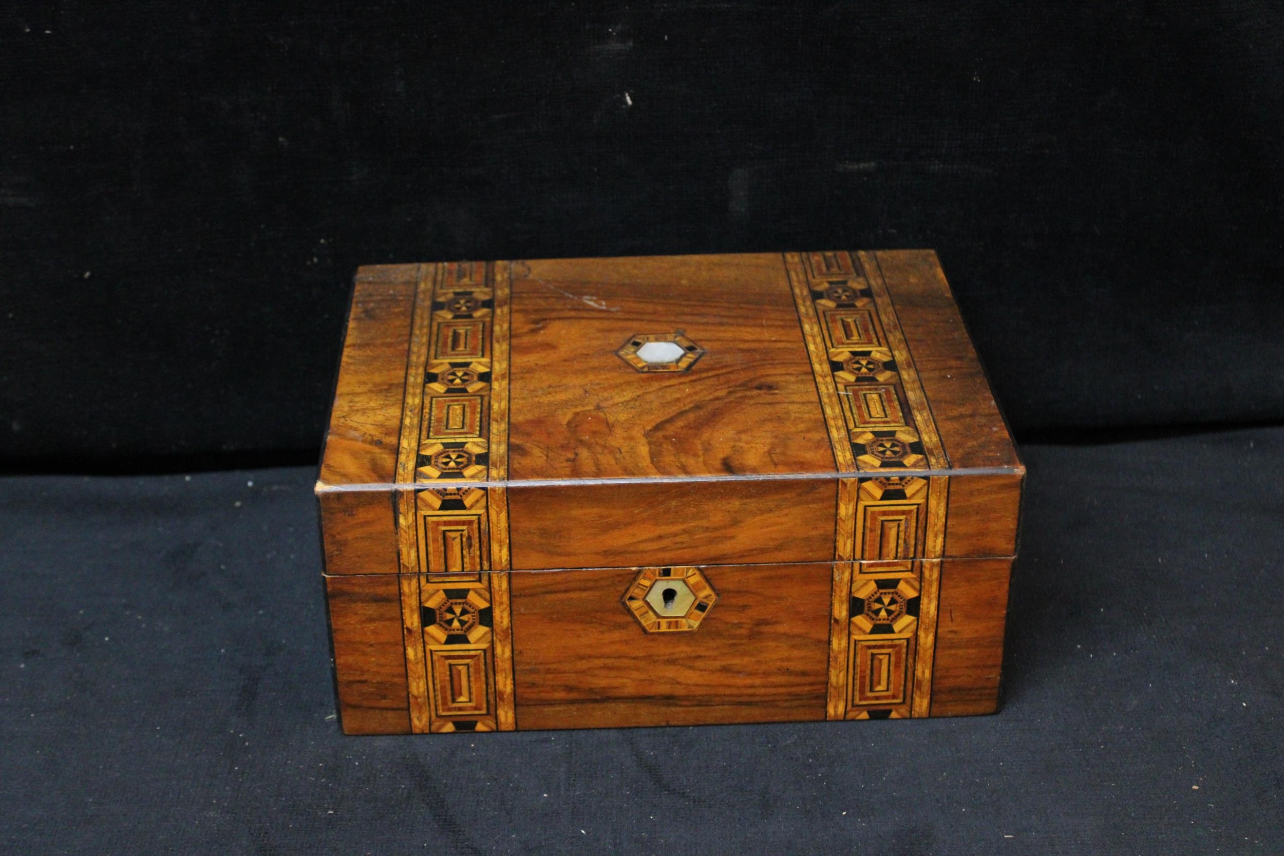 A walnut inlaid box 26.5cm X 19.5cm X 12cmH