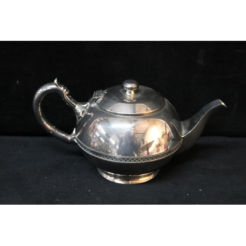 302 - A Walker & Hall Sheffield silver plated teapot 26cmW X 14cmH