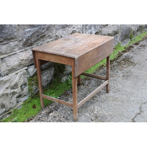 31 - A small oak drop leaf table 67cm X 75cm fully opened X 60cmH
