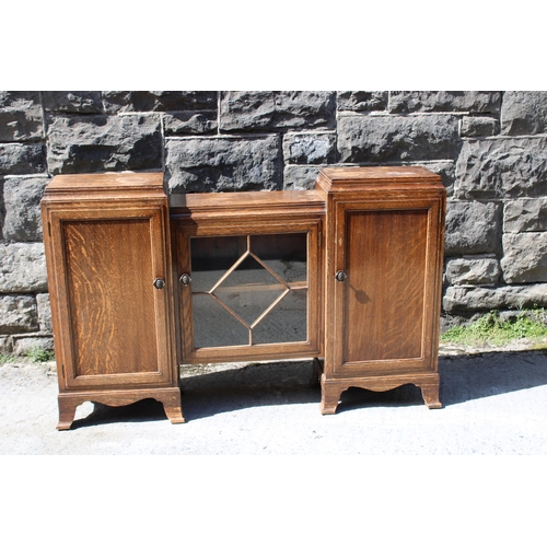 334 - An oak side cabinet with glazed centre door - 146cmW x 93cmH