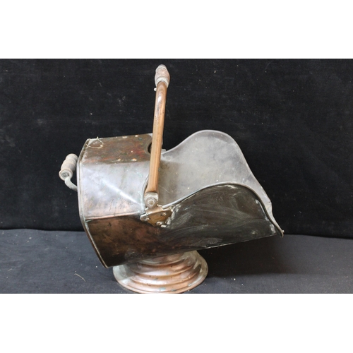 47 - A large Victorian copper coal scuttle with two wooden handles 45cmW X 47cmH