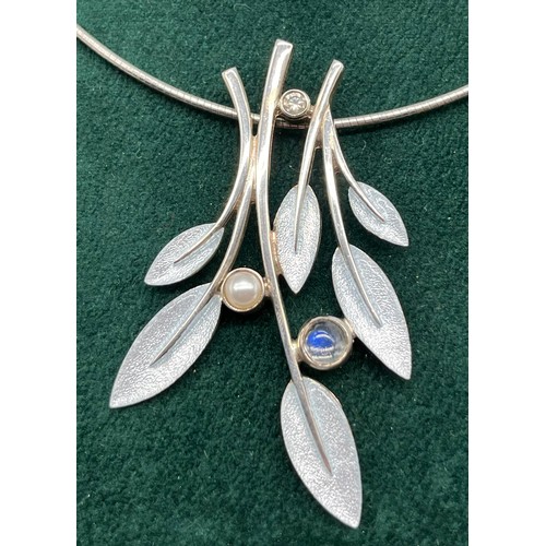 42 - Edinburgh silver and enamel leaf pendant and silver choker chain produced by Sheila Fleet. Pendant f... 