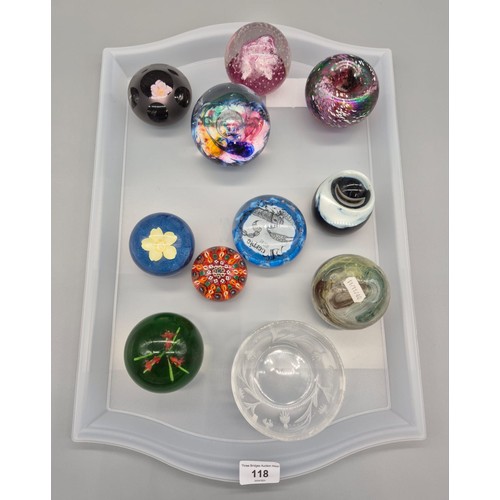 118 - Tray of art glass paperweights; Selkirk glass 'Entertainer', Tweedsmuir glass, Strathearn millefiori... 