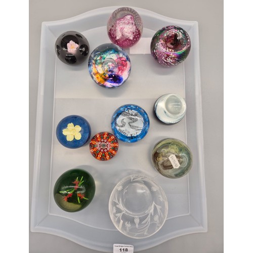 118 - Tray of art glass paperweights; Selkirk glass 'Entertainer', Tweedsmuir glass, Strathearn millefiori... 