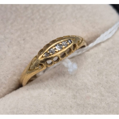 211 - 18ct yellow gold and diamond stone ring. [Ring size P] [2.31Grams]