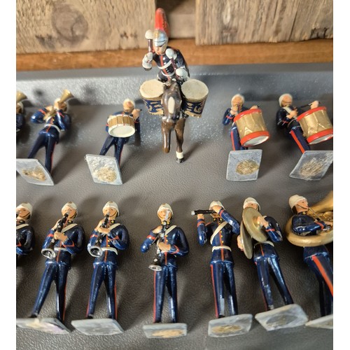 407 - Tray of Lead hand painted Royal Marine bandsmen. Possibly by Britain's