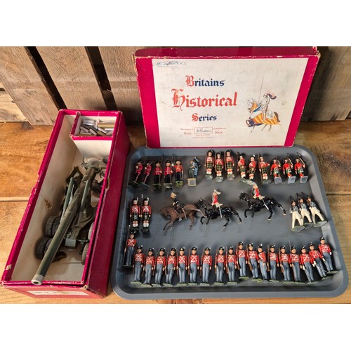 410 - Tray of Britain's lead soldiers and 155mm gun; Scottish and French soldiers. comes with a box. [Gun ... 