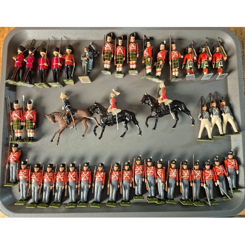 410 - Tray of Britain's lead soldiers and 155mm gun; Scottish and French soldiers. comes with a box. [Gun ... 