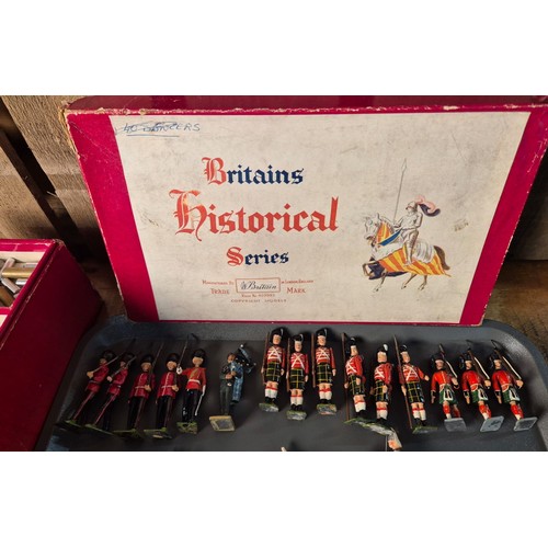 410 - Tray of Britain's lead soldiers and 155mm gun; Scottish and French soldiers. comes with a box. [Gun ... 