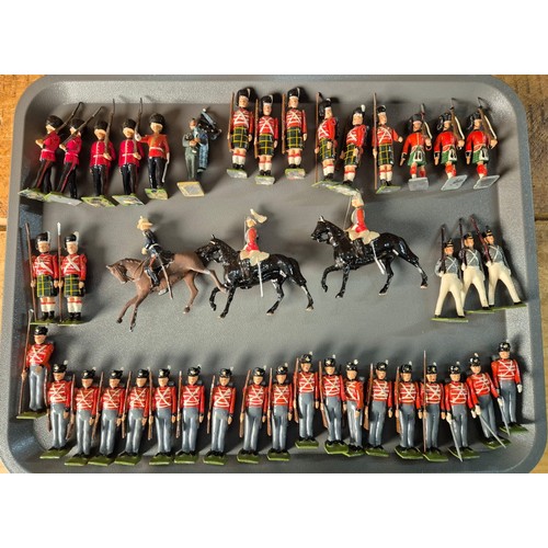 410 - Tray of Britain's lead soldiers and 155mm gun; Scottish and French soldiers. comes with a box. [Gun ... 