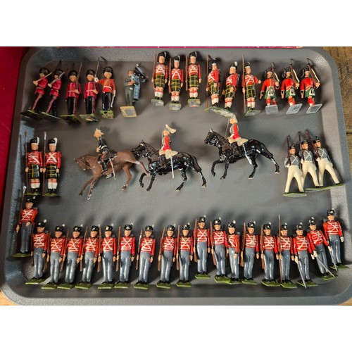 410 - Tray of Britain's lead soldiers and 155mm gun; Scottish and French soldiers. comes with a box. [Gun ... 