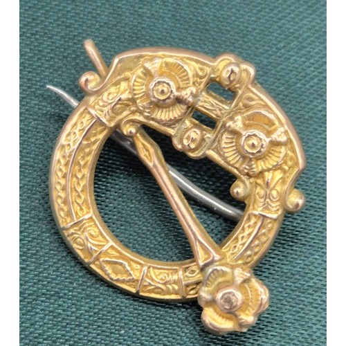 3 - Small 9ct yellow gold highly detailed raised relief Celtic design plaid brooch. Maker E.J.Ltd.D. [1.... 