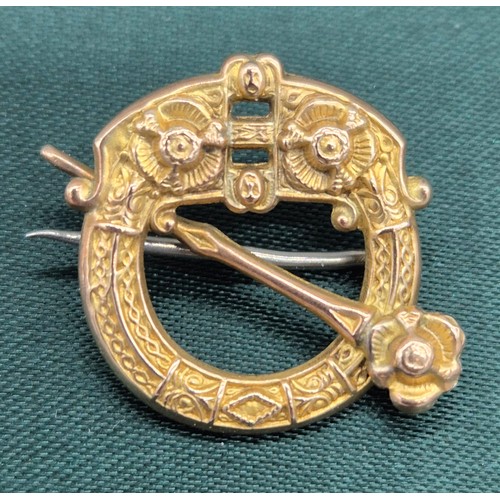 3 - Small 9ct yellow gold highly detailed raised relief Celtic design plaid brooch. Maker E.J.Ltd.D. [1.... 