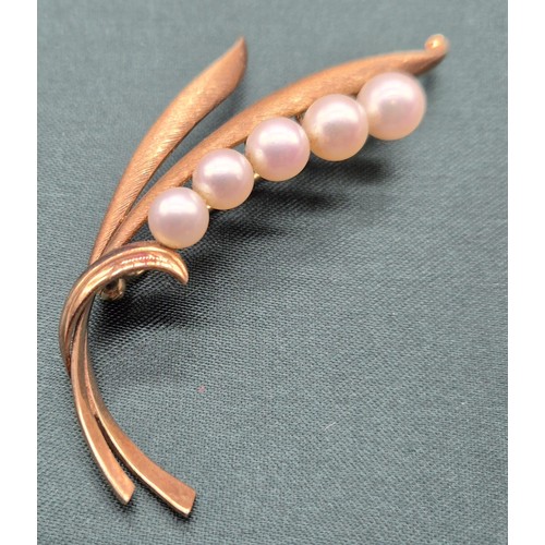 9 - 14ct yellow gold and five pearl set brooch. [8.23grams]