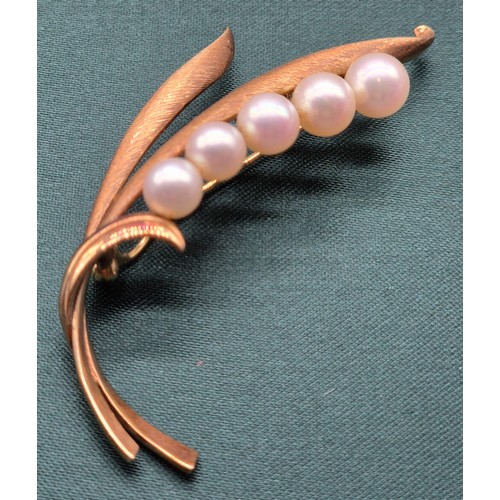 9 - 14ct yellow gold and five pearl set brooch. [8.23grams]