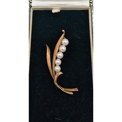 9 - 14ct yellow gold and five pearl set brooch. [8.23grams]