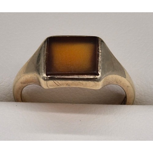 16 - 9ct yellow gold ring set with a square cut agate stone. [Ring size I] [2.61Grams]