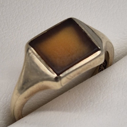 16 - 9ct yellow gold ring set with a square cut agate stone. [Ring size I] [2.61Grams]