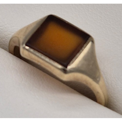 16 - 9ct yellow gold ring set with a square cut agate stone. [Ring size I] [2.61Grams]