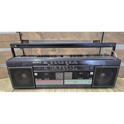 377 - Sony ghetto blaster. 4 Bands, double tape.