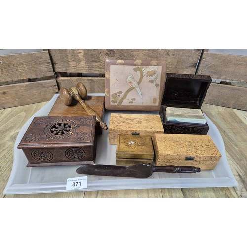 371 - Tray of treen collectables; Oak gavel and block, Sewing utensil hand tool, Two Vintage Birds eye map... 