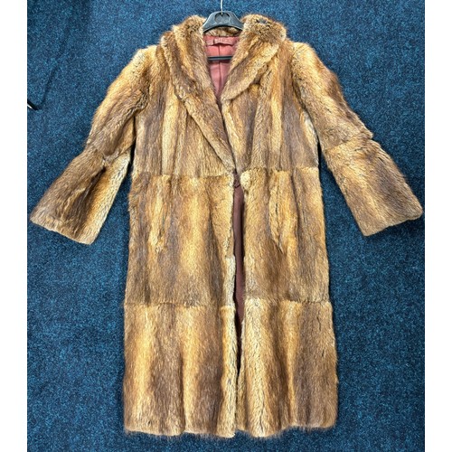 418 - Vintage ladies fur coat.