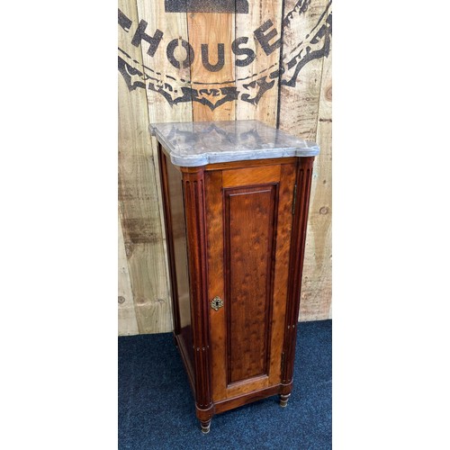 348 - Mahogany collectors cabinet with shaped marble top from the Victorian era. The panelled sides and fr... 