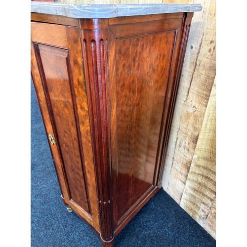 348 - Mahogany collectors cabinet with shaped marble top from the Victorian era. The panelled sides and fr... 