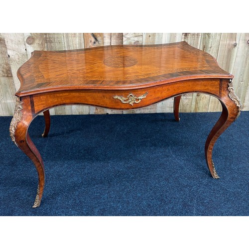 342 - Victorian centre table of exceptional quality. The serpentine shaped top is decorated in veneers of ... 