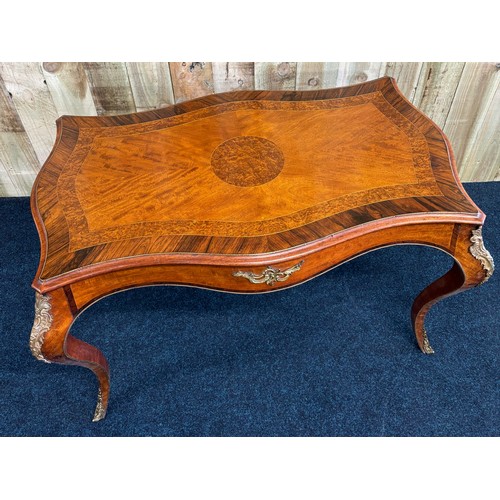 342 - Victorian centre table of exceptional quality. The serpentine shaped top is decorated in veneers of ... 