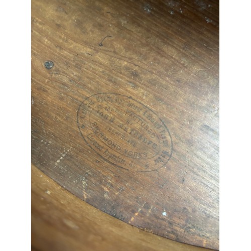 342 - Victorian centre table of exceptional quality. The serpentine shaped top is decorated in veneers of ... 