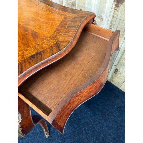 342 - Victorian centre table of exceptional quality. The serpentine shaped top is decorated in veneers of ... 