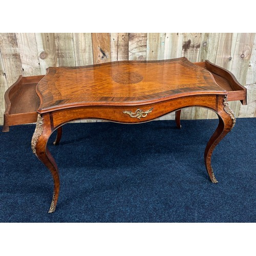 342 - Victorian centre table of exceptional quality. The serpentine shaped top is decorated in veneers of ... 