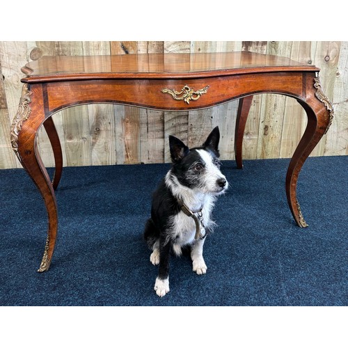 342 - Victorian centre table of exceptional quality. The serpentine shaped top is decorated in veneers of ... 