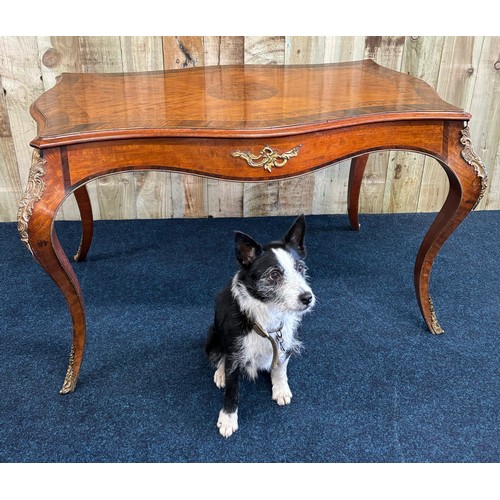 342 - Victorian centre table of exceptional quality. The serpentine shaped top is decorated in veneers of ... 