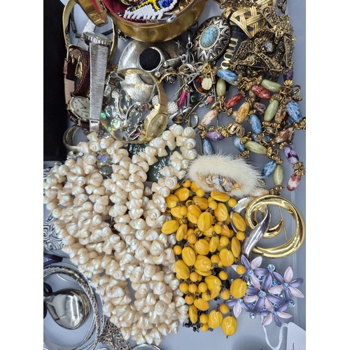 Tray of costume jewellery.